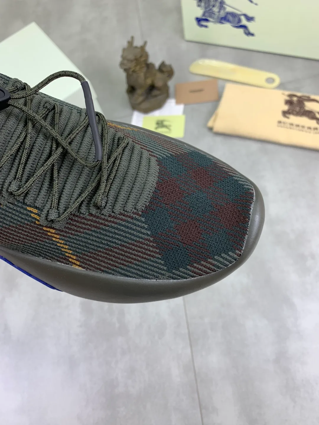 Men's Men's Shoes 💰P620 💰【New Style】Top Version 🆘【Burberry】New Burberry Fly Knit Shoes are now available with perfect workmanship! 🔥Perfect shape and top quality🙈Non-slip and wear-resistant high-end rubber outsole👣Versatile and comfortable shoes, standard size: 39-45 (customized 38-46) 2️⃣colors available Top-quality packaging